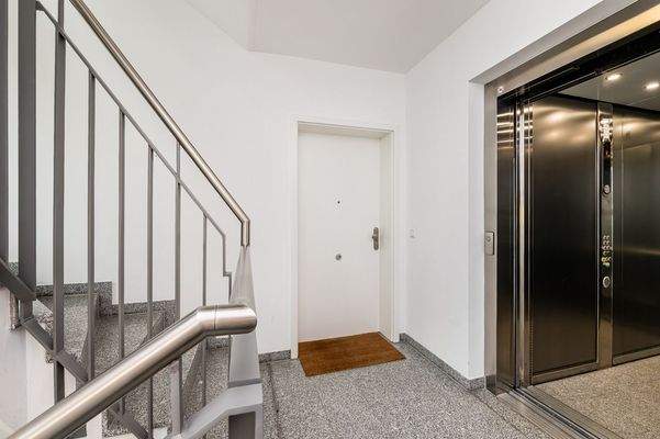 Angenehmes Treppenhaus, Aufzug vorhanden!