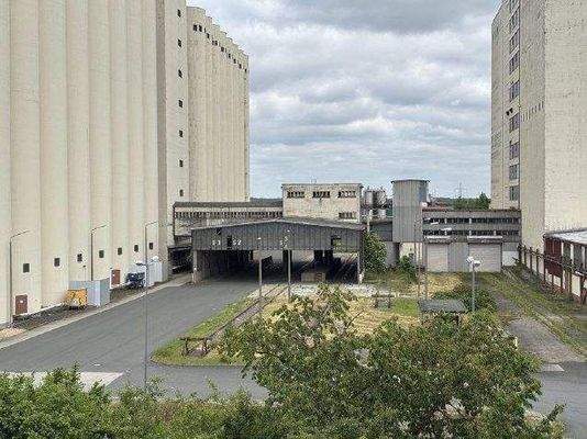 Abgabestation zw. Futtermischwerk und Großsilos