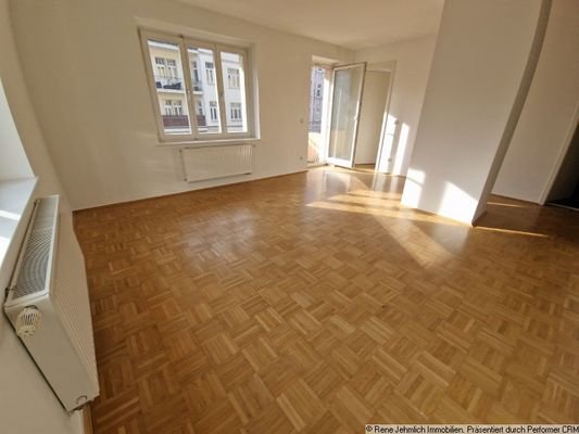Wohnzimmer mit Balkon