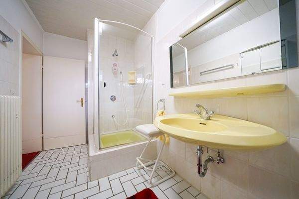 Haupthaus Wannen- und Duschbad