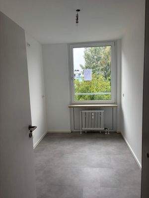 Leeres Zimmer mit Fenster