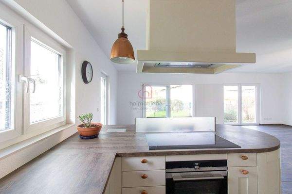 Herd mit Blick auf Kücheninsel