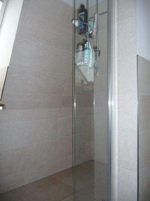 Badezimmer linke Seite mit Dusche