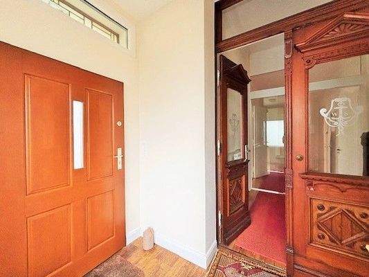 Hauseingangstür, Eingangstür zum Treppenhaus.jpg