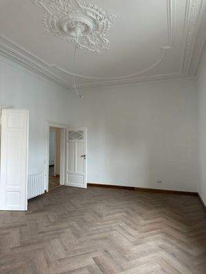 Wohnraum mit Stuckdecke