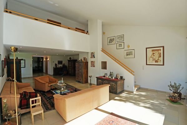 Wohnzimmer im Zubau mit Aufgang auf die Galerie