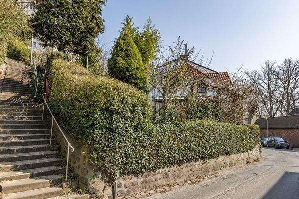 Steiler Weg mit Hausseite West