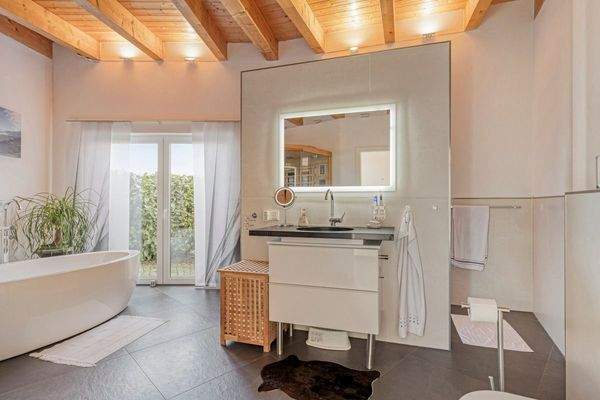 großes Badezimmer m. Dusche u. Wanne