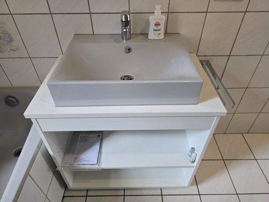 Aufsatzwaschbecken mit Unterschrank