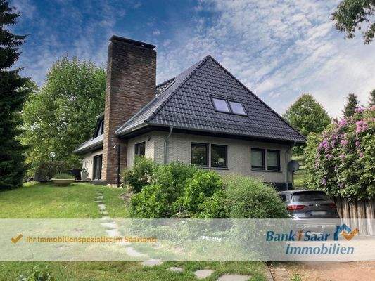 Wohnhaus mit Tiefgaragenzufahrt