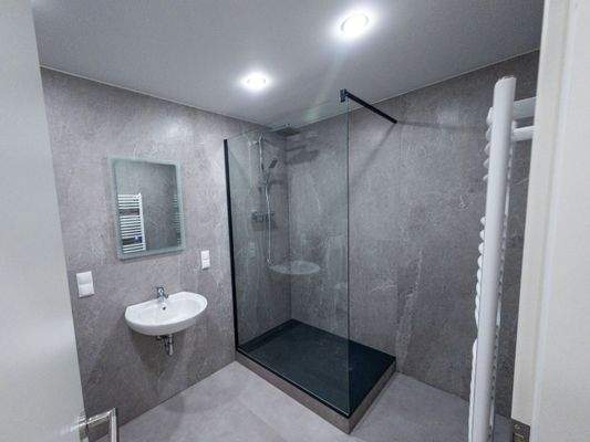 Badezimmer mit Dusche