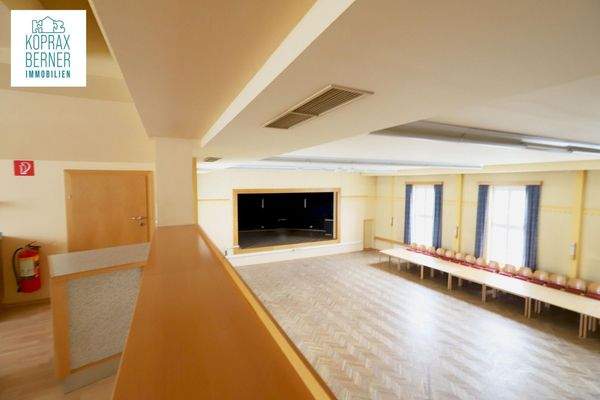 Galerie - Blick auf Saal