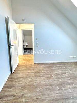 Blick vom Schlafzimmer in das Badezimmer