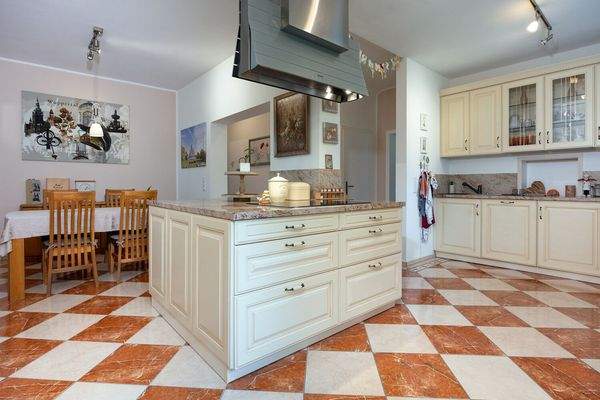 große Küche mit Kochinsel