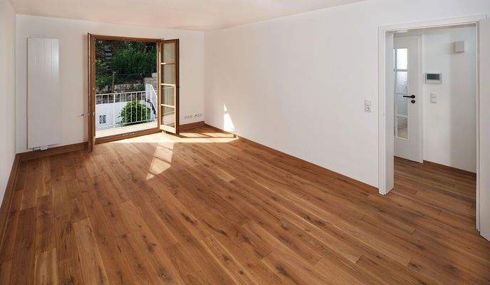 Wohnzimmer, Flur, Balkon