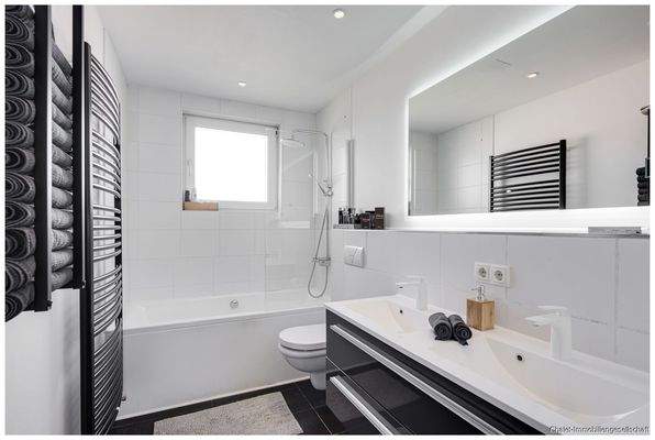 Badezimmer mit Badewanne