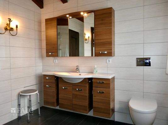 OG2: Modernes Badezimmer