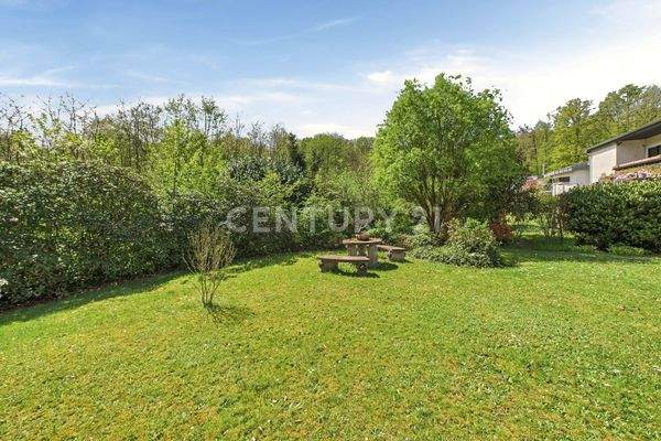 Garten mit saftig grüner Wiese und Sitzbereich