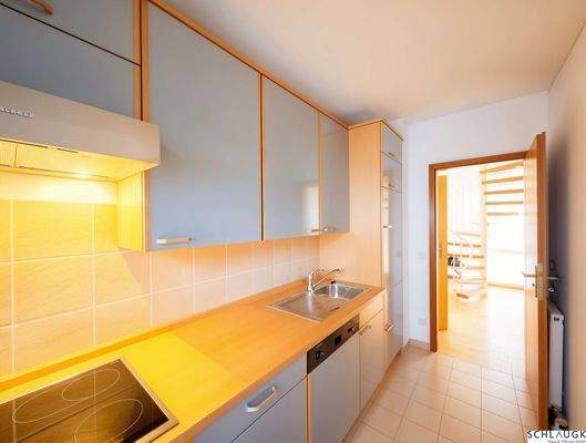 Küche mit EBK und Fenster