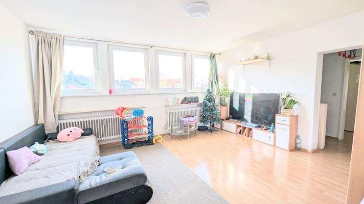 großzügiges, helles Wohnzimmer