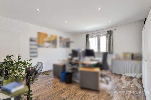 Büro mit Aktenraum Gebäude rechts