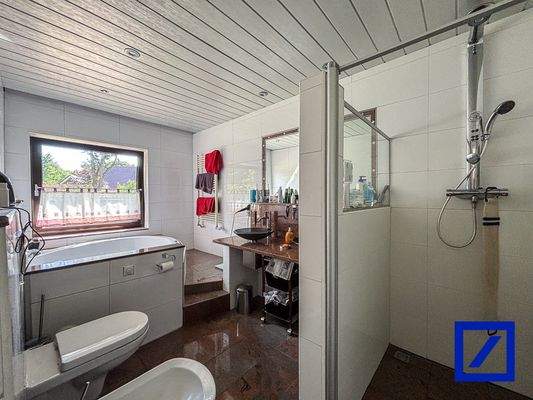 Badezimmer mit Whirlpool