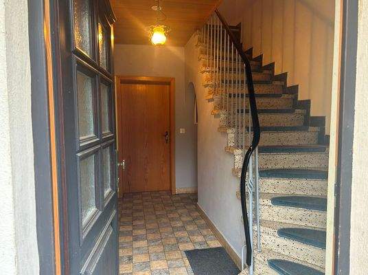 6 Eingangsbereich mit Treppenhaus.jpg