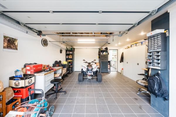 Große Garage mit 2 elektrischen Toren