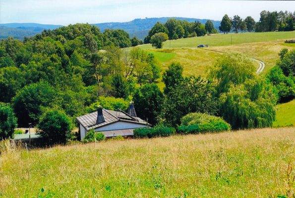 Höhenlage mit Bungalow in Nachbarschaft