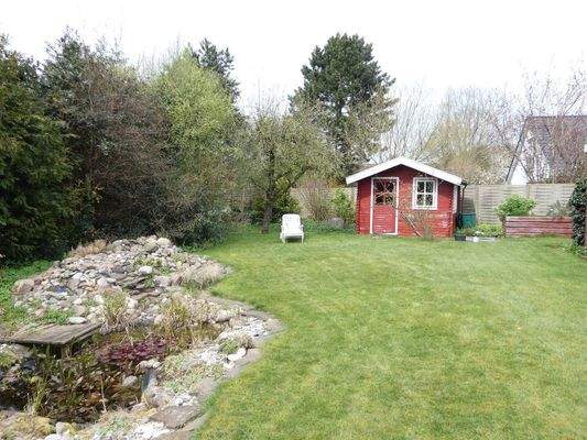 Gartenteich mit Wasserlauf