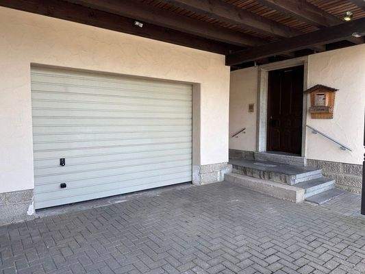 Garage und Hauseingang