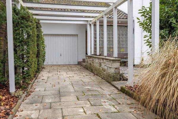 Familienidyll in Bogenhausen: Doppelhaushälfte mit sonnigem Westgarten & Grünblick