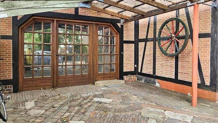 Garage + 1 von 2 Hauseingängen