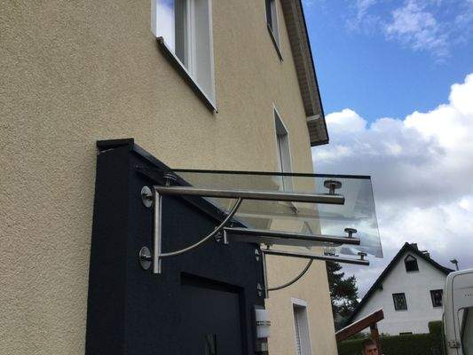 Haustür mit Überdachung.jpeg