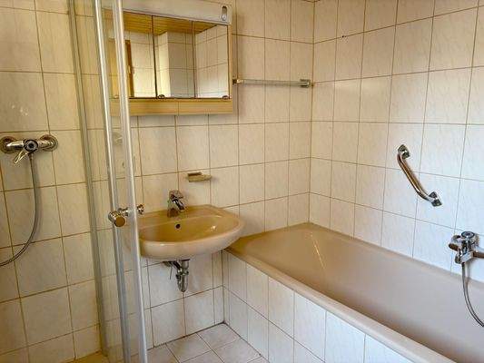 Bad mit Dusche und Badewanne