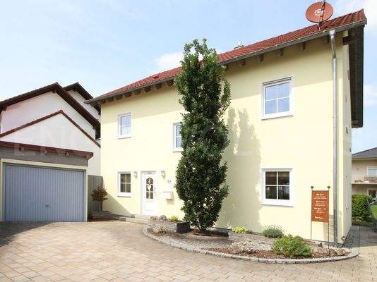 Frontansicht des Hauses samt Zufahrt 