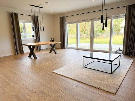 Offener Wohnbereich mit Terrassenzugang