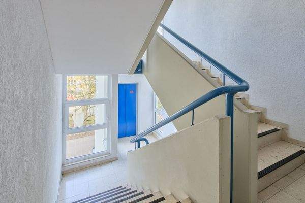 Treppenhaus mit Aufzug