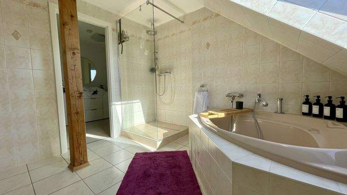 Badezimmer im Dachgeschoss