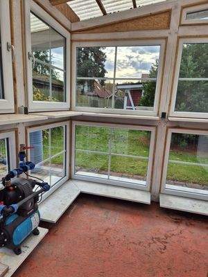 Pflanzhaus mit Pumpe für die Gartenbewässerung