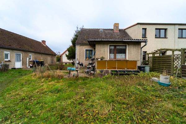 Blick auf das Wohnhaus mit Windfang