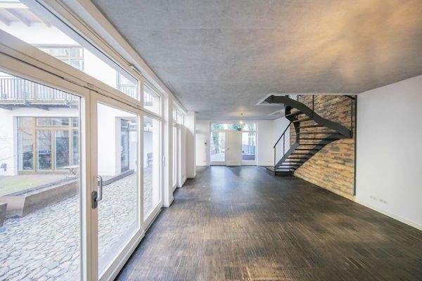 Blick zur Eingangstür im Erdgeschoss