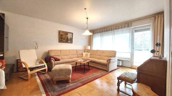 Wohnzimmer mit großem, sonnigen Balkon