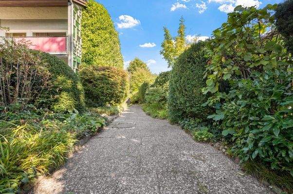 Grundstückszufahrt und PKW-Stellplatz