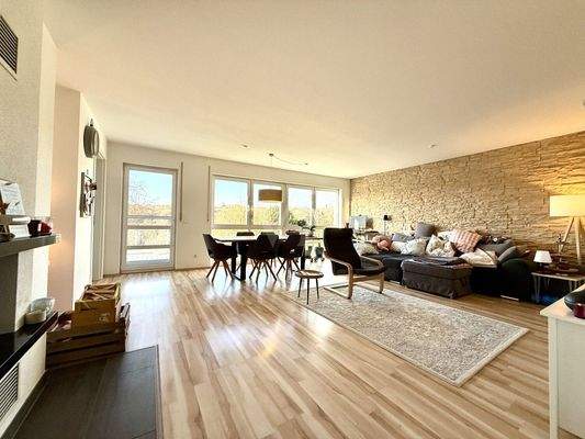 Wohn- und Esszimmer mit Kamin