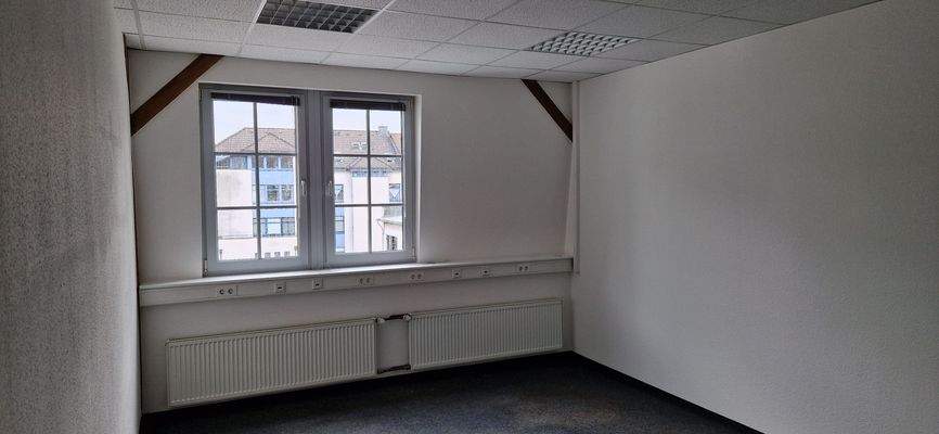 Vorderes Büro zum Treppenhaus 7a.jpeg