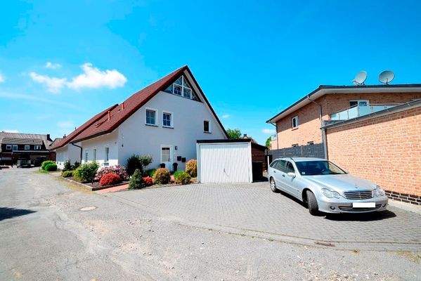 1b. Ostseite mit Garage und Stellplatz