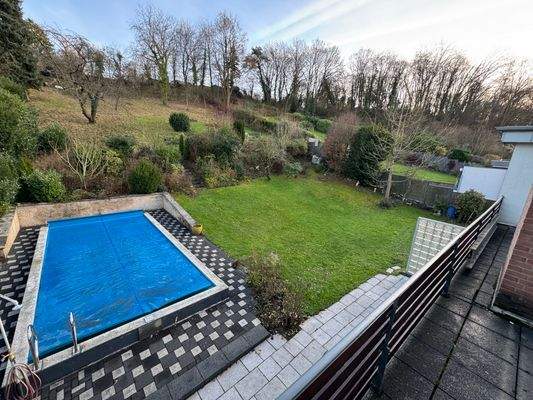 Blick vom Balkon in den garten .JPG