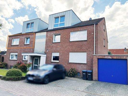 Straßenansicht mit Hauseingangsbereich