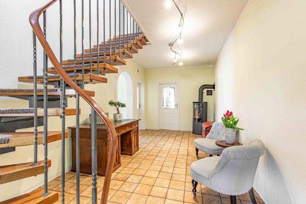 Großzügiger Eingangsbereich mit Kaminofen